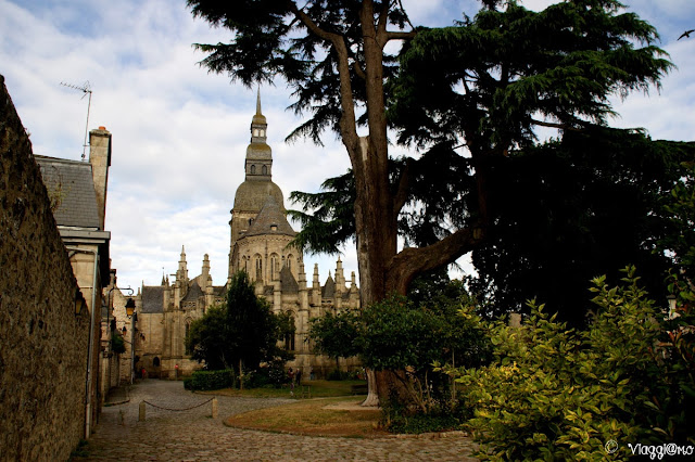 Scorcio sulla chiesa del centro storico di Dinan