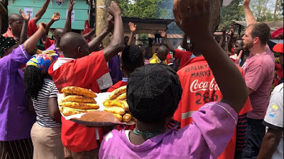 Misionaris Berkhotbah di Pasar Tradisional Uganda, Puluhan Muslim Terima Yesus (Video) 
