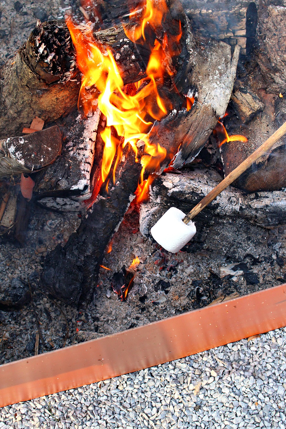 Pumpkin Spice S'mores + A Night Around the Campfire Dans le Lakehouse