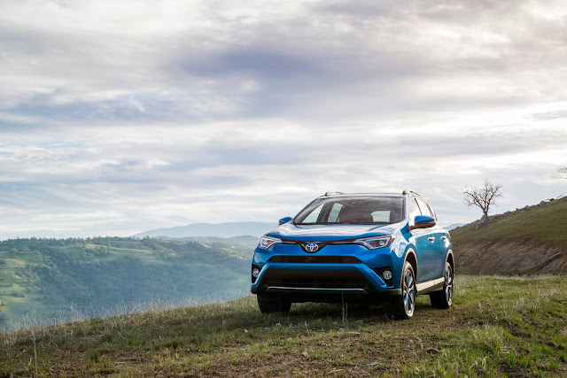 2018 Toyota RAV4 Hybrid SE AWD front 3/4 view Front 3/4 view of 2018 Toyota RAV4 Hybrid SE AWD