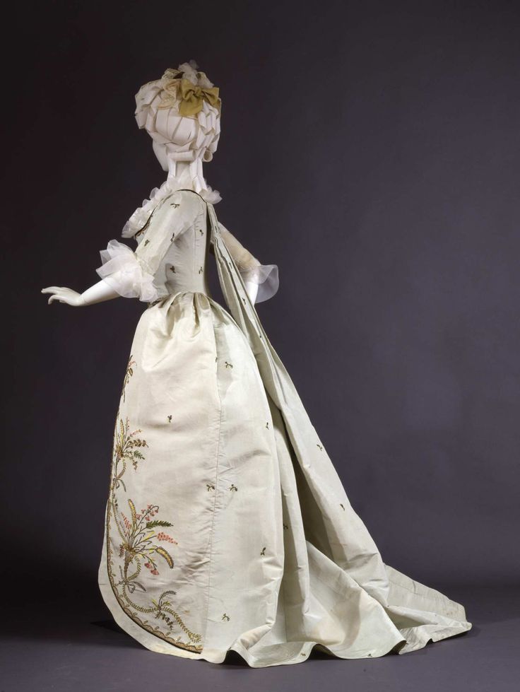 Le Hameau de la Reine La "robe à la Française"