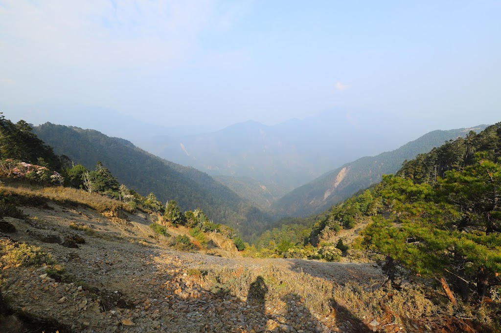 盆駒山南峰登山路線眺望台灣最高的玉山