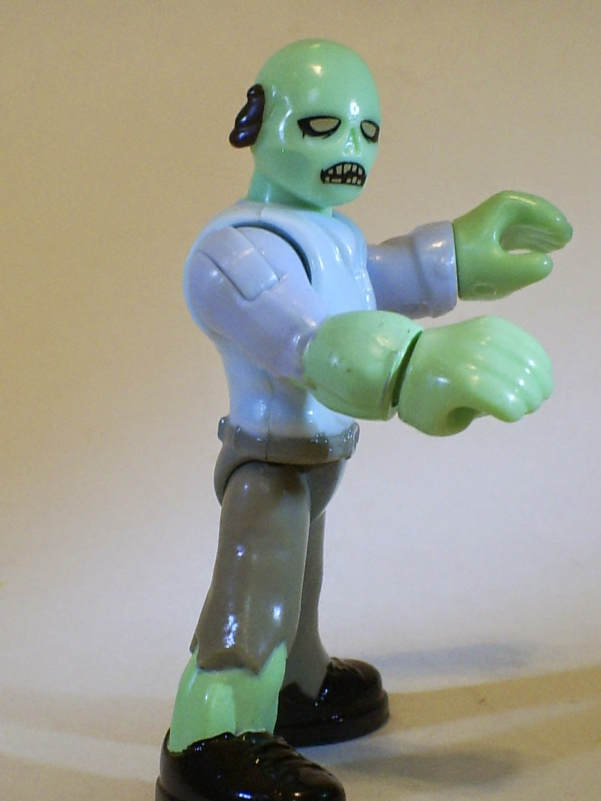 That Figures REVIEW Imaginext Collectible Figures The Zombie