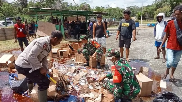 Parah! Dua Polisi Kedapatan Bawa Ribuan Miras di Jalan Trans Papua