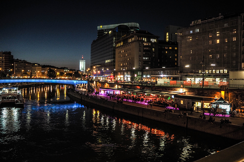 Donaukanal mit seinen Bars bei Nacht Donaukanal mit seinen Bars bei Nacht
