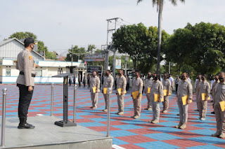 Kapolres Majalengka Berikan Penghargaan Kepada 39 Personil yang Berprestasi karena Mengungkap Berbagai Kasus Kapolres Majalengka Berikan Penghargaan Kepada 39 Personil yang Berprestasi karena Mengungkap Berbagai Kasus