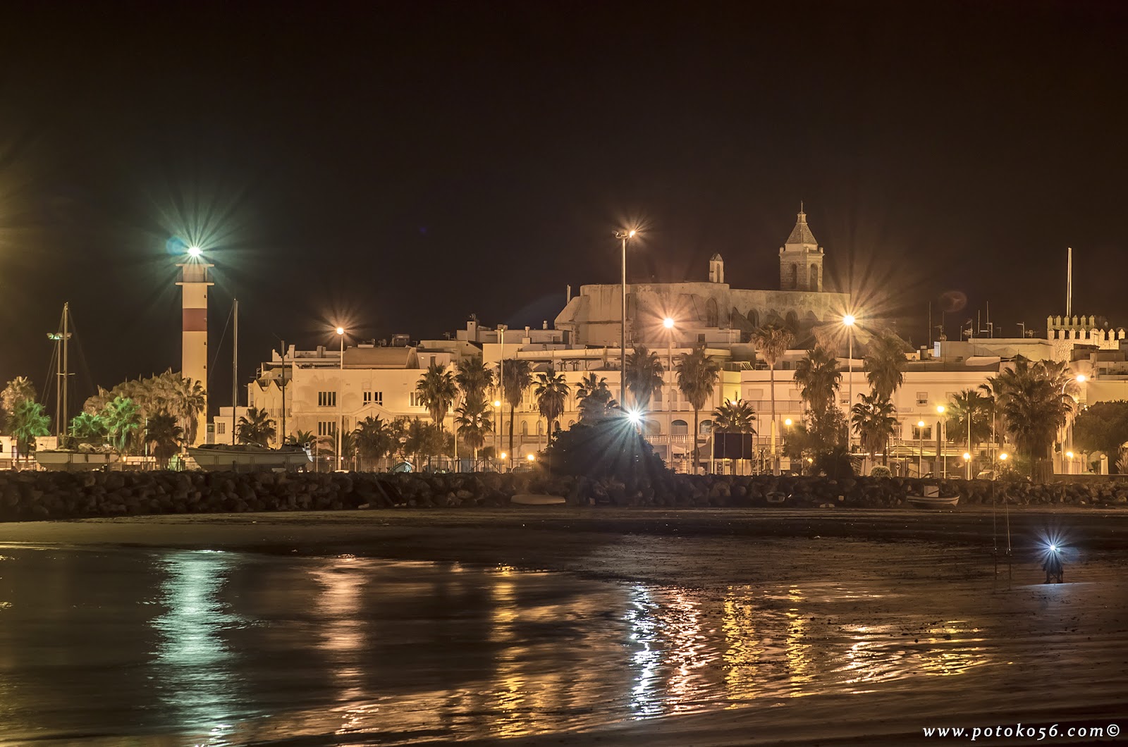 playa del Chorrillo las luces del pueblo reflejadas en la orilla Rota 