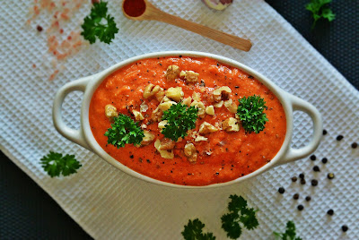 Pasta z pieczonej papryki z czosnkiem i orzechami włoskimi