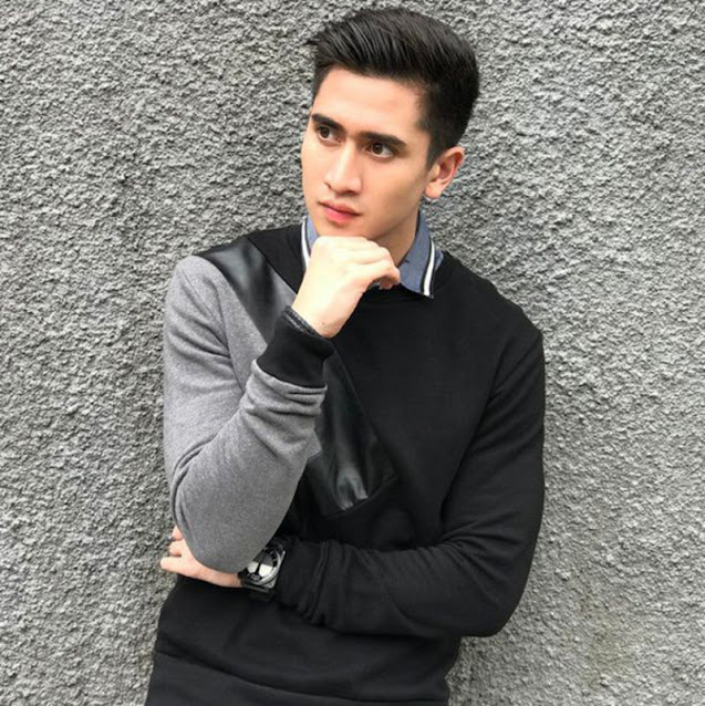 Biografi Verrell Bramasta        Biodata   Nama Lengkap: Verrell Bramasta Fadilla  Nama Panggilan: Verrell  Tanggal Lahir: 11 September 1996  Tempat Lahir: Jakarta, Indonesia  Agama: Islam  Profesi: Aktor, Model, DJ, Penyanyi   Ayah: Ivan Fadilla  Ibu: Venna Melinda  Anak ke: 1 (Satu) / Sulung  Twitter: @verrellbramasta  Biografi   Verrell Bramasta lahir di Jakarta, 11 September 1996 adalah seorang aktor dan bintang iklan berkebangsaan Indonesia. Ia merupakan anak pertama dari pasangan Venna Melinda dan Ivan Fadilla. Verrel yang memiliki tinggi 178 cm ini mengawali kariernya sebagai bintang sinetron, selain itu ia juga sering tampil dil berbagai acara TV. Penampilan pertamanya sebagai pesinetron adalah di sinetron Bintang di Langit produksi SinemArt. Tak Puas Dengan Dunia Akting Verrell Pun Mau Terjun Ke Dunia DJ. Verrell Bramasta Mencoba Terjun Ke Dunia Tarik Suara Melalui Lagu Pertamanya Berjudul ACP (Aku Cinta Padamu).  Karir   Anak pertama Venna Melinda dan Ivan Fadilla ini mulai mengikuti jejak orangtuanya menjadi bintang sinetron. Awal kariernya dimulai dari tawaran untuk menjadi bintang tamu di acara gelar wicara. Tetapi karena adanya talenta dan fisik yang mendukung, maka Verrell berniat untuk masuk dunia hiburan. Keikutsertaan Verrell dalam dunia hiburan Verrell mendapat dukungan penuh dari orangtuanya. Sinetron pertama Verrell Bramasta yaitu Taman di Langit, yang dibintanginya pada tahun 201