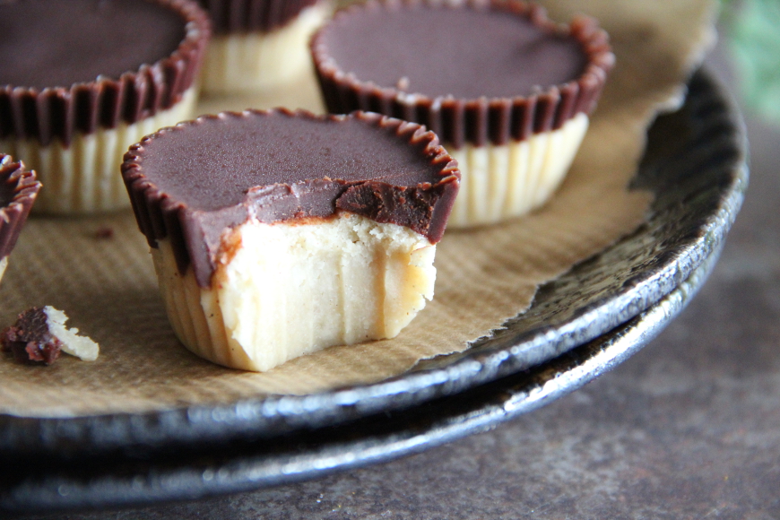 Rohe Cashew-Kokos-Cups mit Tahin und Schokoladenhaube - Kirschbiene kocht