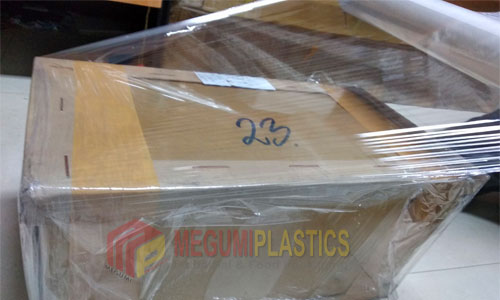 Membungkus barang dengan stretch film
