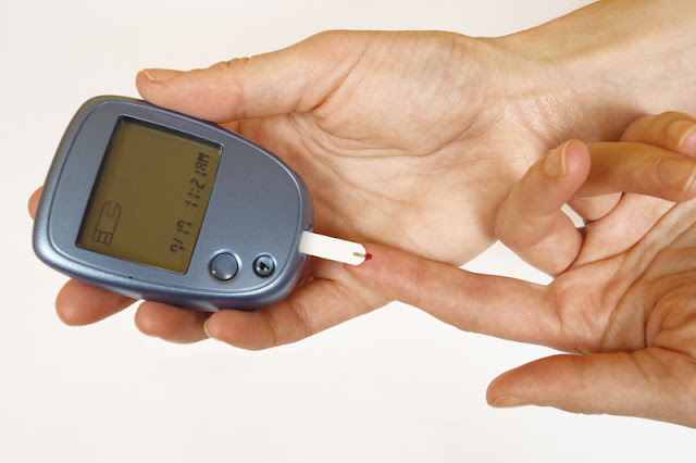 Lecteur de glycémie à test automatique pour mesurer la glycémie chez les patients atteints de diabète sucré.