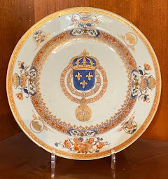 Sous Louis XV, assiette d'un service commandé à la Compagnie des Indes