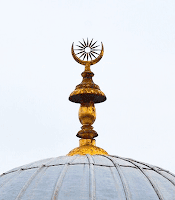 Topkapı Sarayı Babüssaade kubbesindeki hilal ay ve güneşli altın yaldızlı alem
