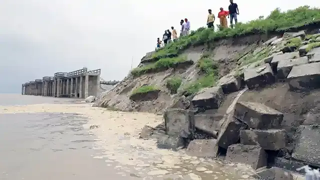 ধুনটে থামছে না যমুনার ভাঙন