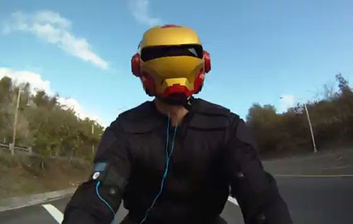 Video : カスタムメイドのクールなアイアンマン・スタイルのバイク・ヘルメット ! !