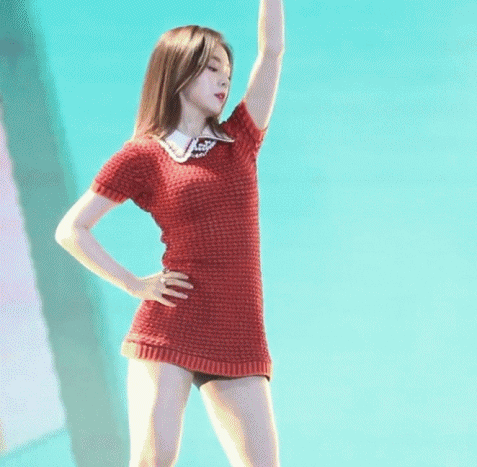 아이린 너무 짧은 원피스...gif2