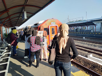 penumpang kereta api prameks stasiun maguwo