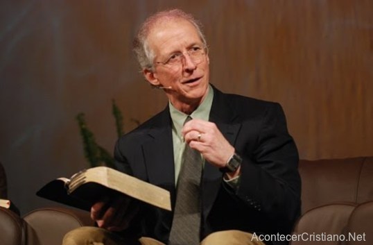 Pastor John Piper enseñando con Biblia en mano