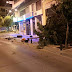 [Ελλάδα]Τρελή πορεία αυτοκινήτου στο κέντρο της Κοζάνης! Παρέσυρε φανάρι, δέντρο, κάγκελα και παραλίγο να μπει σε βιτρίνα καταστήματος!