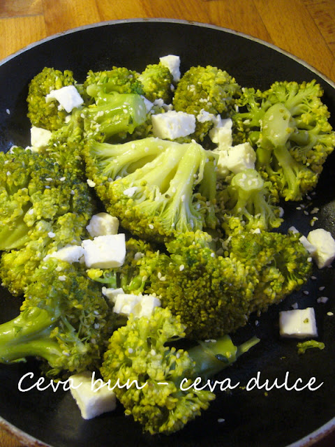 Salata calda de broccoli si feta