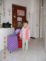 Momochan è pronta con la sua nuova valigia lilla comprata apposta x il viaggio ;)