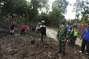 Semangat Gotong Royong TNI dan Masyarakat Bangun Jembatan Putus Diterjang Banjir  di Desa Rade