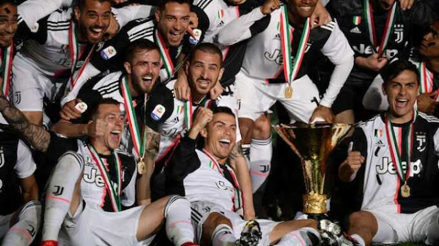 مهاجم يوفنتوس وكريستيانو رونالدو (في الوسط) وزملائه يحتفلون بفوزهم في الدوري الإيطالي 2018-19.