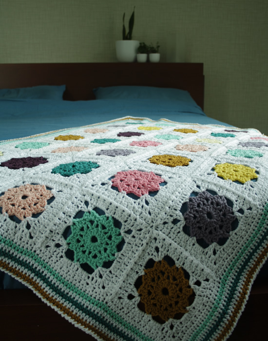 Crochet blanket, free crochet pattern: Field of Daisies Blanket | Happy in Red Crochet blanket, free crochet pattern: Field of Daisies Blanket | Happy in Red