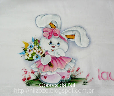 "coelha com flores pintada em fralda de menina"
