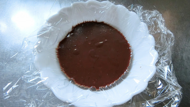 冷ましたら絞り袋（今回は厚手のラップを使用）に入れ、パン生地のあら熱がとれたらパンの空洞にした中にチョコレートクリームを絞り出します。