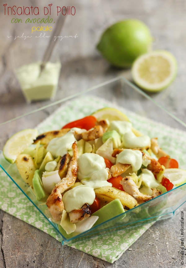 Insalata di pollo con avocado, patate e salsa allo yogurt