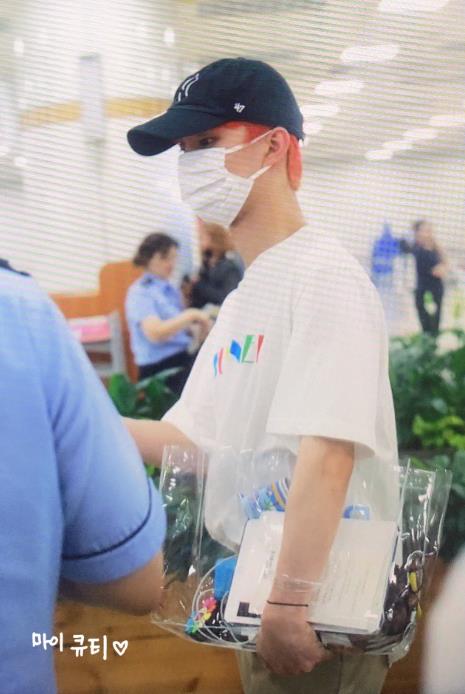 아육대 팬들에게 줬던 과자가방 공항에 가져나온 남돌 | 인스티즈