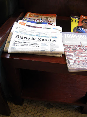 vários jornais e revistas numa bancada