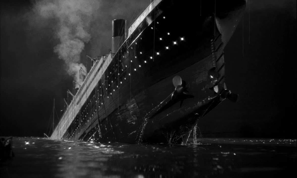Титаник тонущий корабль тонет. Титаник 1979. Крушение Титаника 1912. Титаник пароход 1912.
