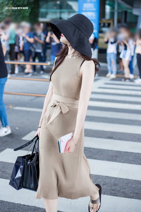 Miliki Selera Berpakaian yang Unik, Outfit Kasual Son Naeun Apink Jadi Perbincangan Hangat Netizen 5 download%2B%252825%2529