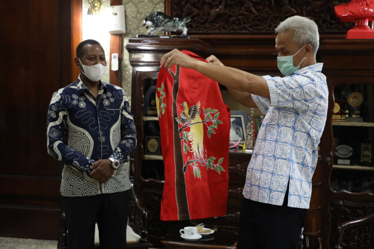 Bawakan Batik Papua, Rektor Uncen Minta Ganjar Beri Kuliah Umum di Kampusnya