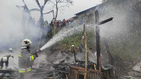 Rumah Kayu di Singgalang X Koto Ludes Terbakar