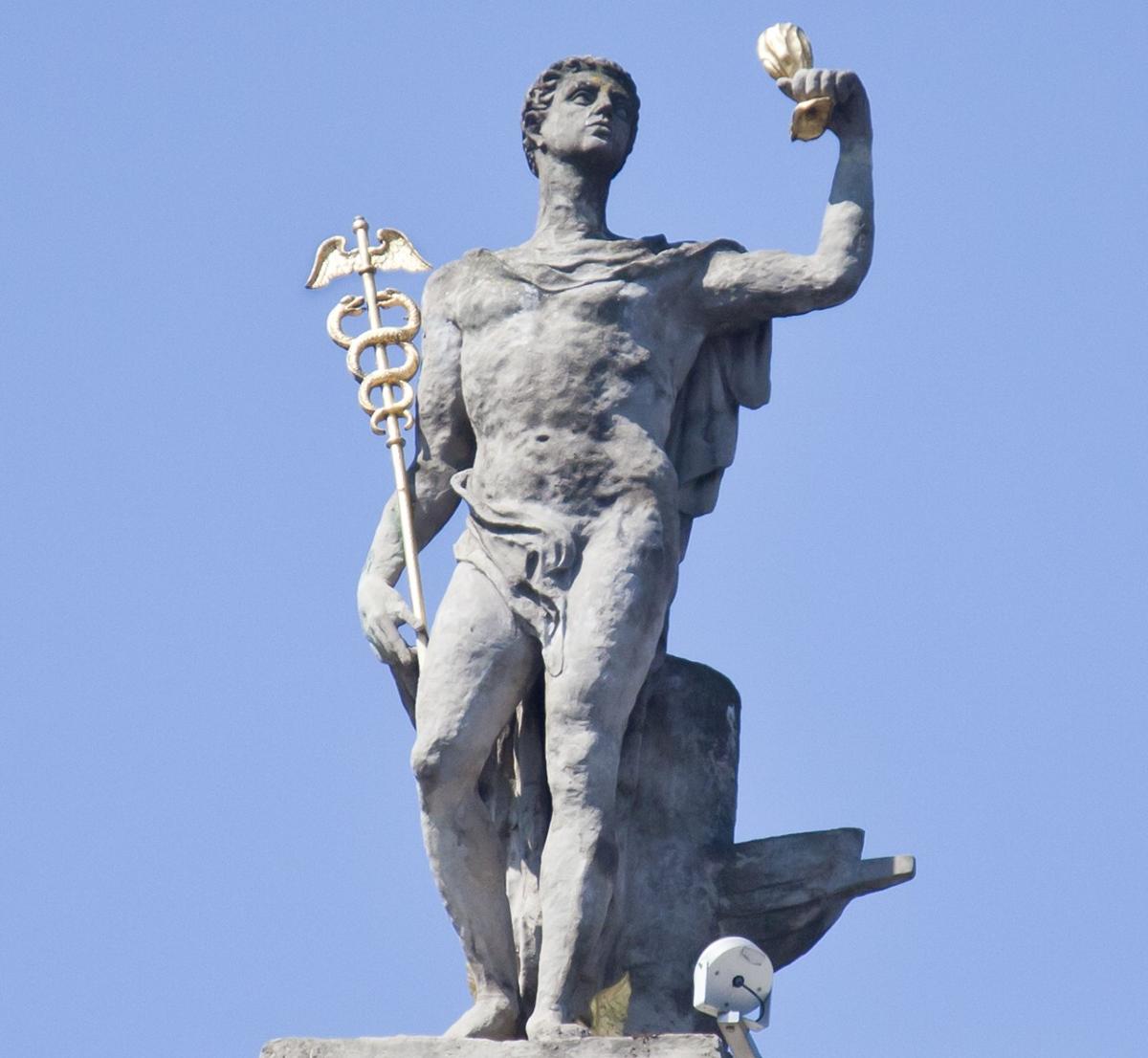 Гермес это бог. Гермес, Эрмий статуя. Бог Меркурий Гермес статуя. Гермес древняя Греция. Римский Бог Меркурий.
