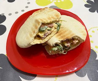 Pita rellena de bacon, queso, manzana y lechuga