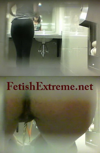 Sporty girls piss in the toilet of the fitness club. SpyCam (Fitness Club Toilet USA)