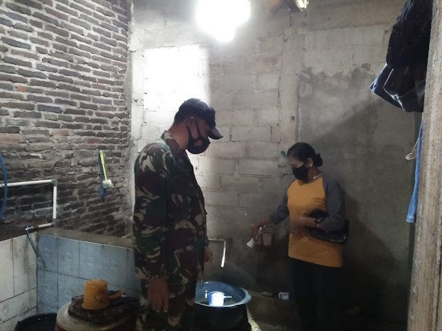 Dukung PSN, Babinsa Bendungan Bersama Kader Jumantik Periksa Tempat Penampungan Air Warga