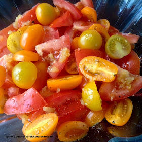 Salade van rode en gele tomaten met dressing met gember