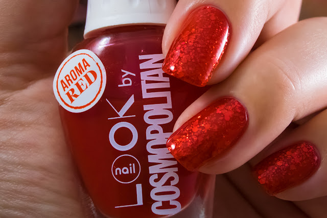 Naillook by Cosmopolitan 31446 Party Red Aroma red macro