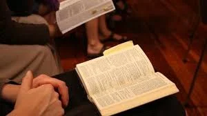 Cómo Dios nos habla, (Hombre con la Biblia encima de sus piernas)