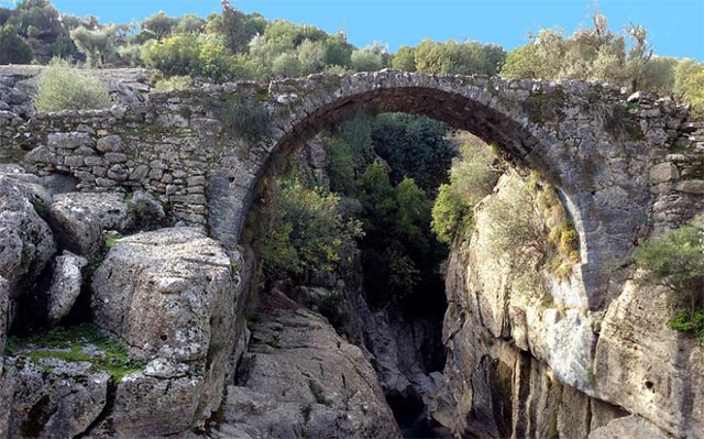 Sonbaharda Side'nin altın gibi parlayan kumsallarında güneşlenebilir, birçok aktiviteye katılabilirsiniz. 