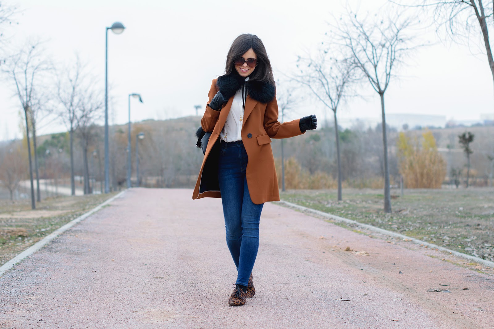 look de ponteunostacones con blazer larga y blucher de leopardo de zara