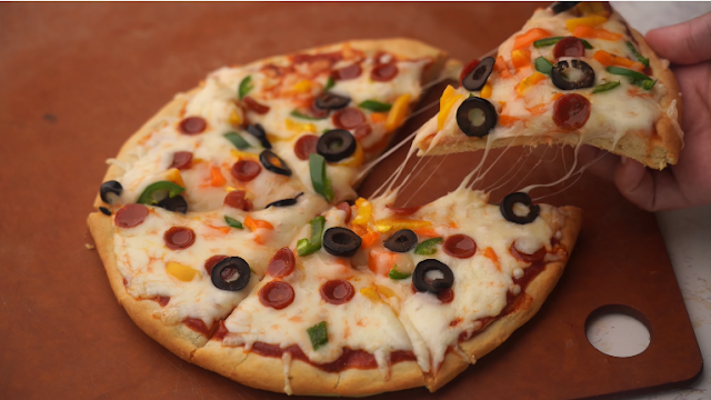 أسرع بيتزا بدون فرن أو خميرة جاهزة في ١٠ دقائق