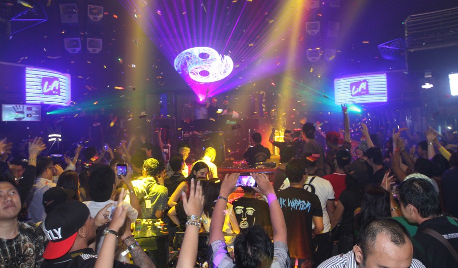 Tempat Clubbing Makassae / Sensasi Party Di Klub Malam Tahun Baru