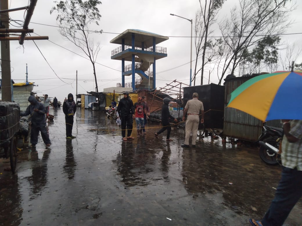 পর্যটকদের সন্ধ্যার মধ্যেই হোটেল ছাড়তে বলল দিঘার প্রশাসন, বুলবুলের চোখ রাঙানিতে ঘর মুখো পর্যটকরা 2 পর্যটকদের সন্ধ্যার মধ্যেই হোটেল ছাড়তে বলল দিঘার প্রশাসন, বুলবুলের চোখ রাঙানিতে ঘর মুখো পর্যটকরা